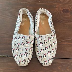 Toms faux fur-lined grey shoes with penguin print